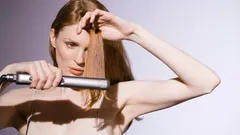 Miten suoristaa hiukset oikein: 10 toimivaa vinkkiä julkkisstylistiltä