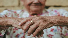 Hyvyys vai sinisilmäisyys: miksi ikääntyneet ovat hyväntahtoisempia kuin nuoret?