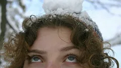 Miten hoitaa päänahkaa talvella: 6 sääntöä pakkaskauden kauneusrutiiniin